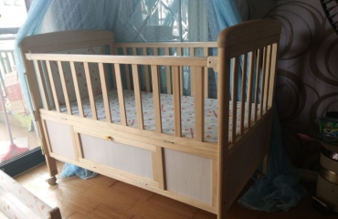 300元全新实木婴儿床带摇床低价出售_3