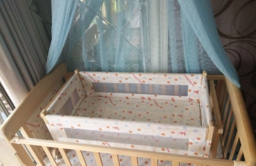 300元全新实木婴儿床带摇床低价出售_4