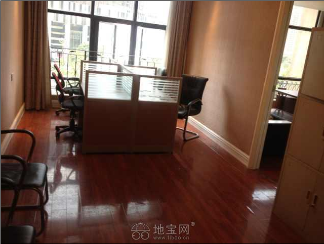 国际金融中心旁第一街区带办公家具地铁二号线门口
