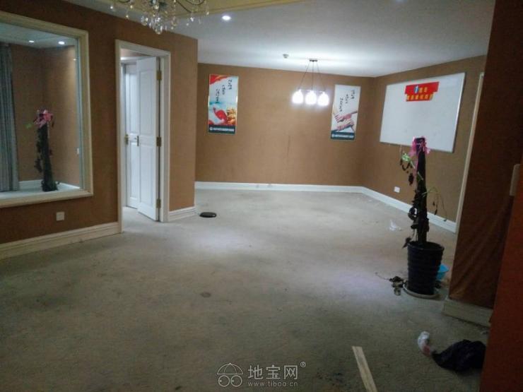 第一街区三个隔间国际金融中心红谷凯旋旁美容办公首