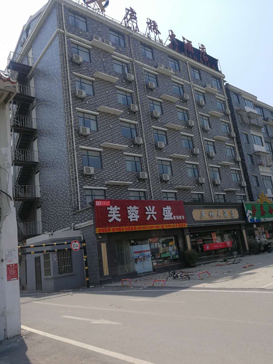 临街两千多平装修宾馆出租,店面可