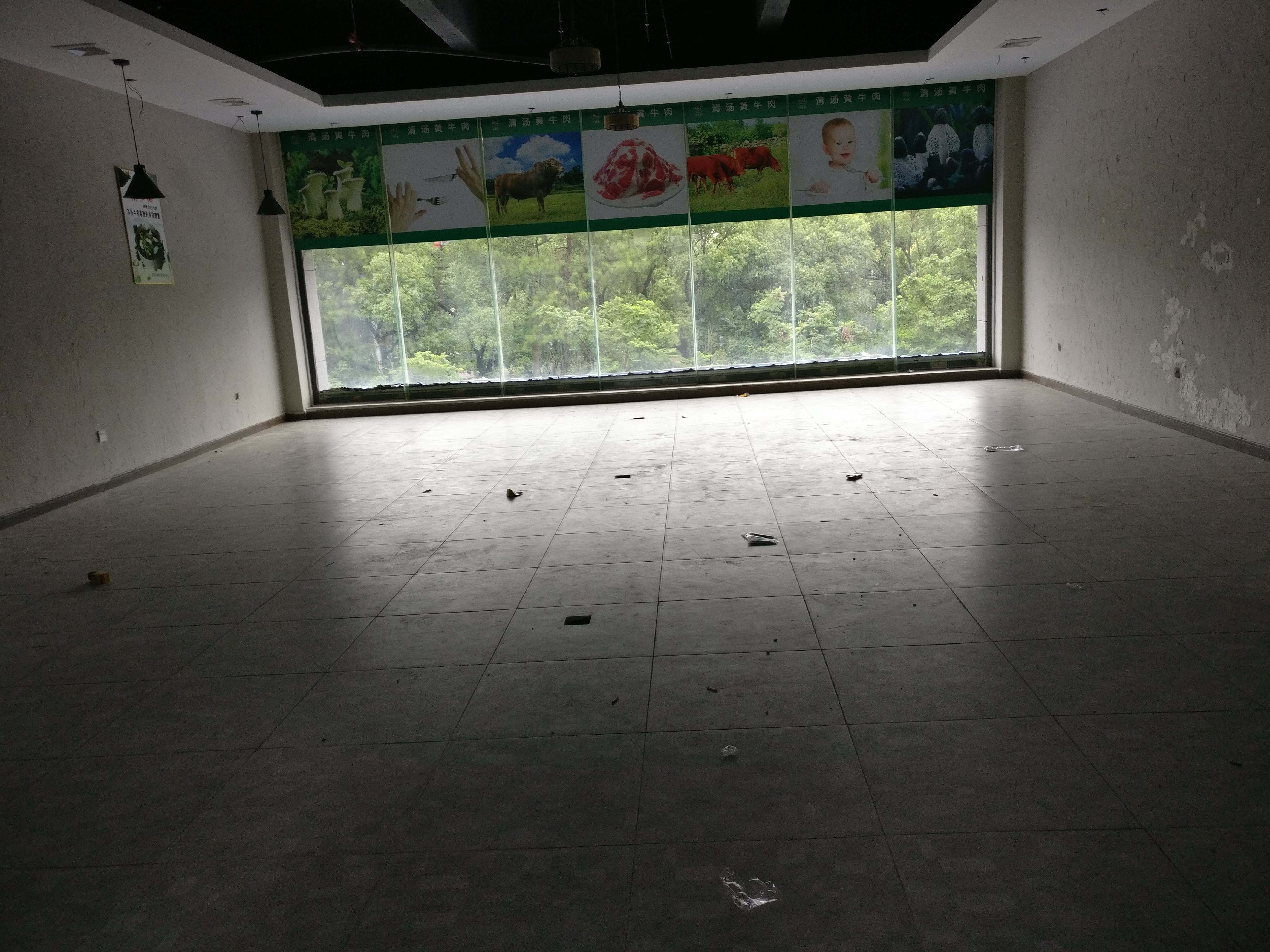 一号线地铁站出口有旺铺招租,中介