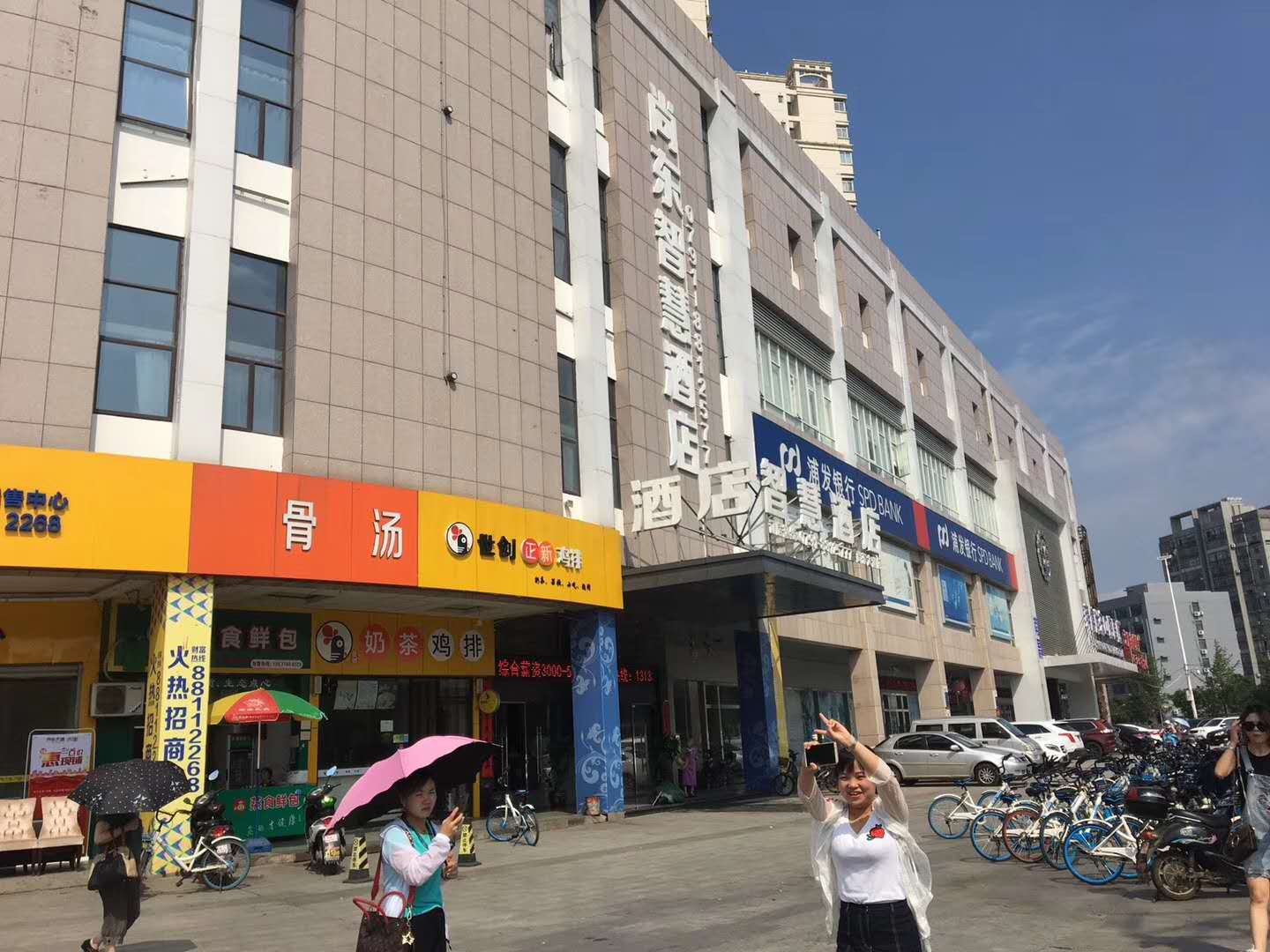 交通中枢地又是地铁口人流量大车流量大