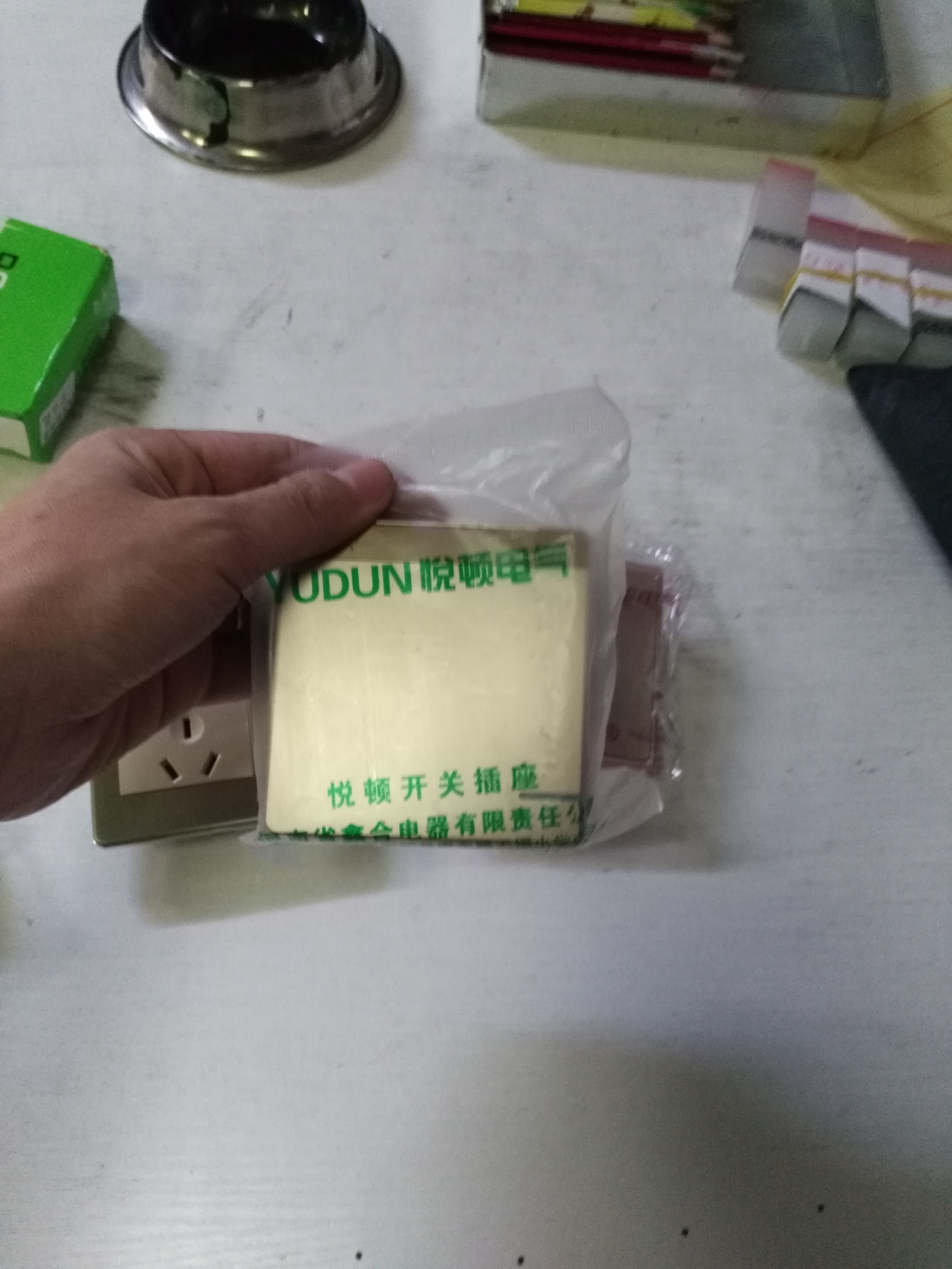 五孔插座,每批2.8元到3.6元不等