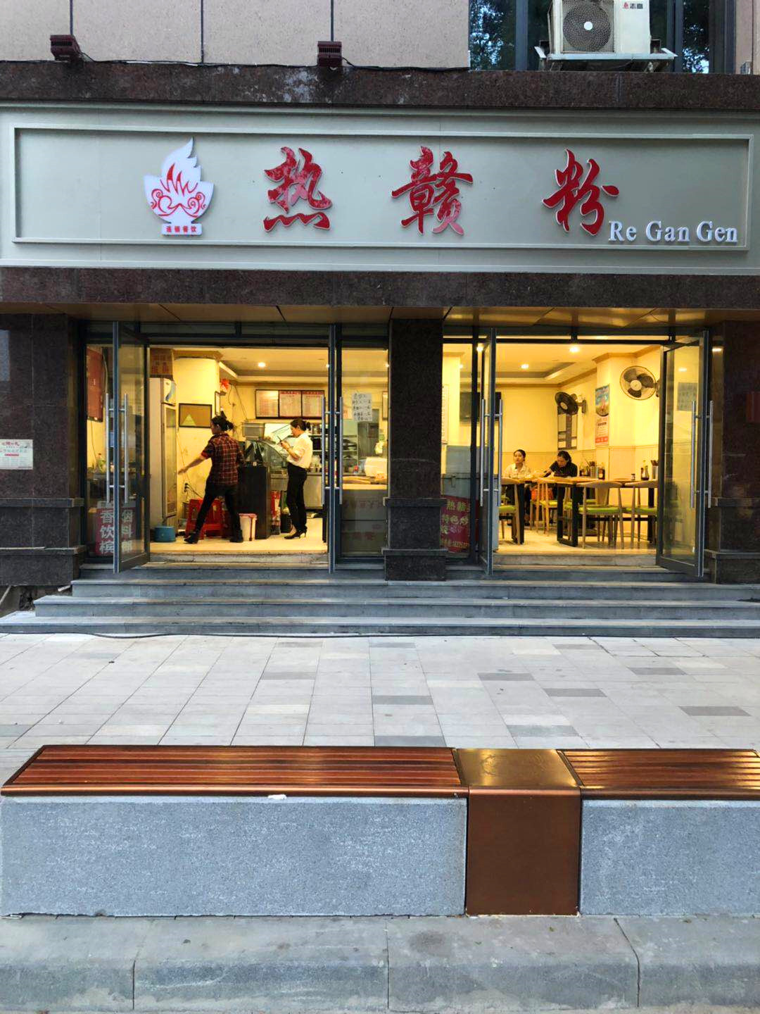 S(个人)八一大道央央春天楼下餐饮店转让,客源稳