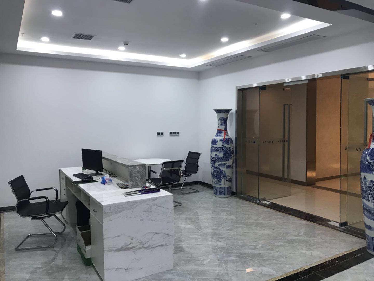 莱蒙都会 地铁口旁 精装带家具 正对电梯口 看懂