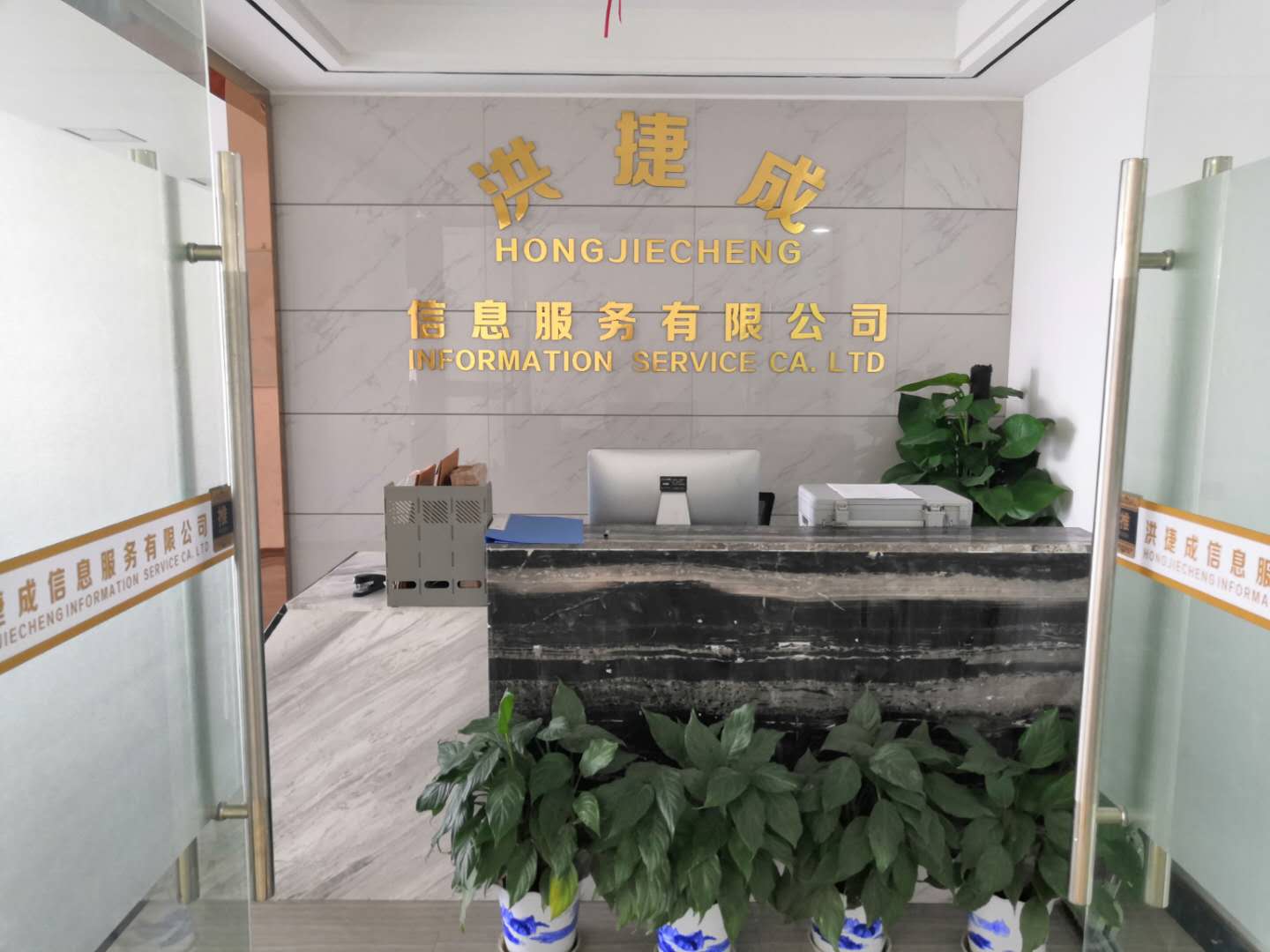 万达中心写字楼180平全新豪装端户 双面采光 有