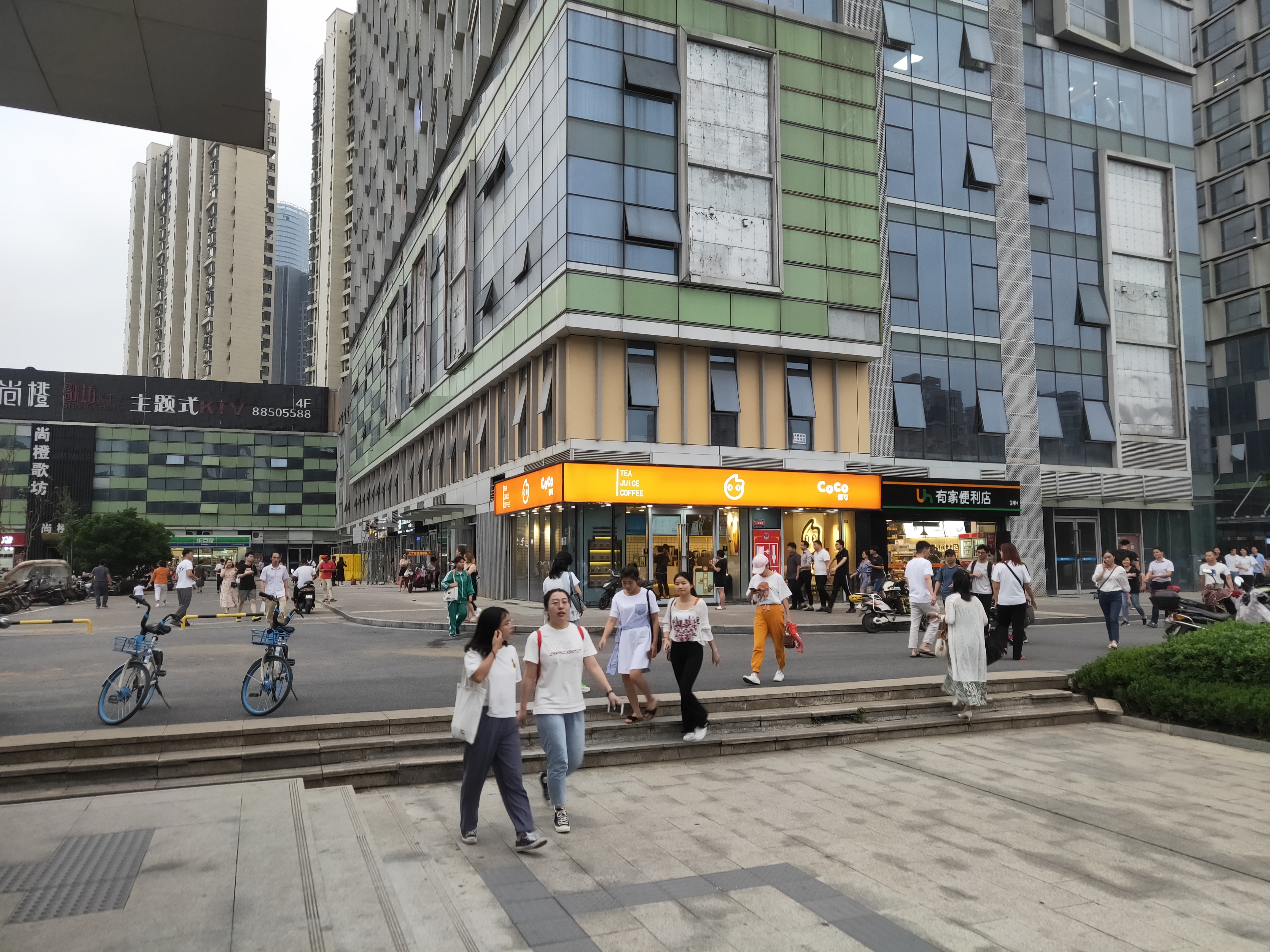 地铁美食街一楼最后45平旺铺出租