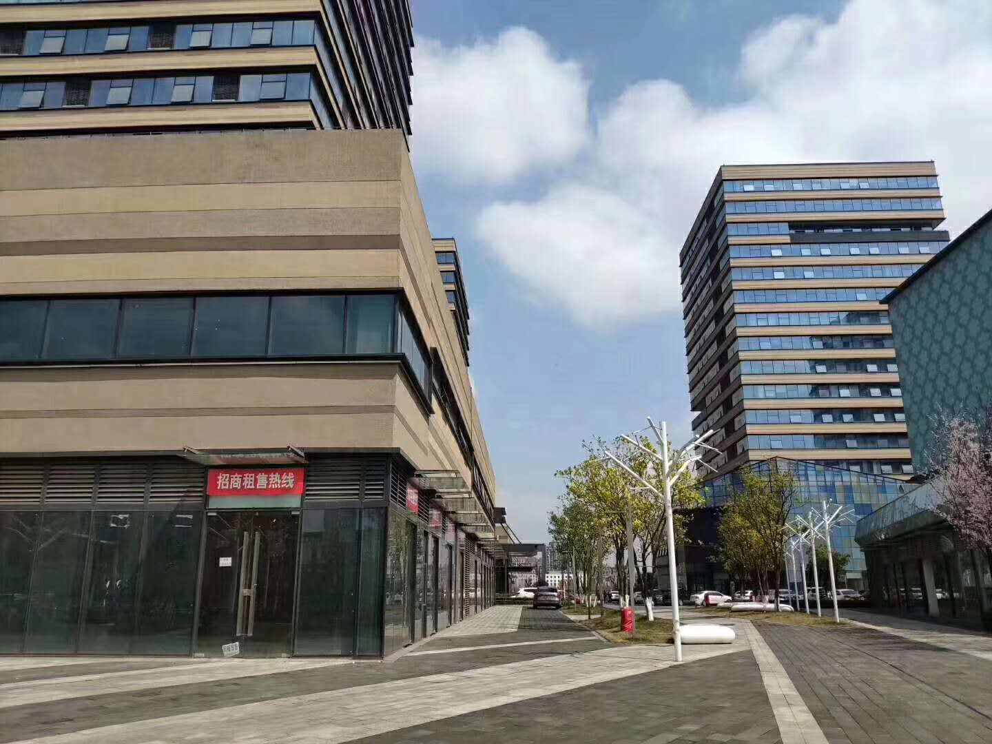 售楼部直售绿地国博滨江公馆 双地铁口 一线江景商