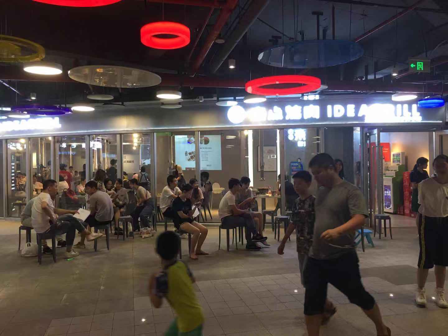 红谷滩万达对面 美食街 可以自己做生意 地铁口有