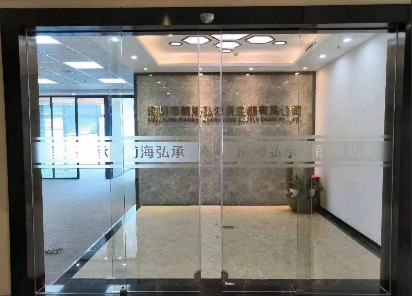 万达中心150平,电梯口精装修,直接拎包办公