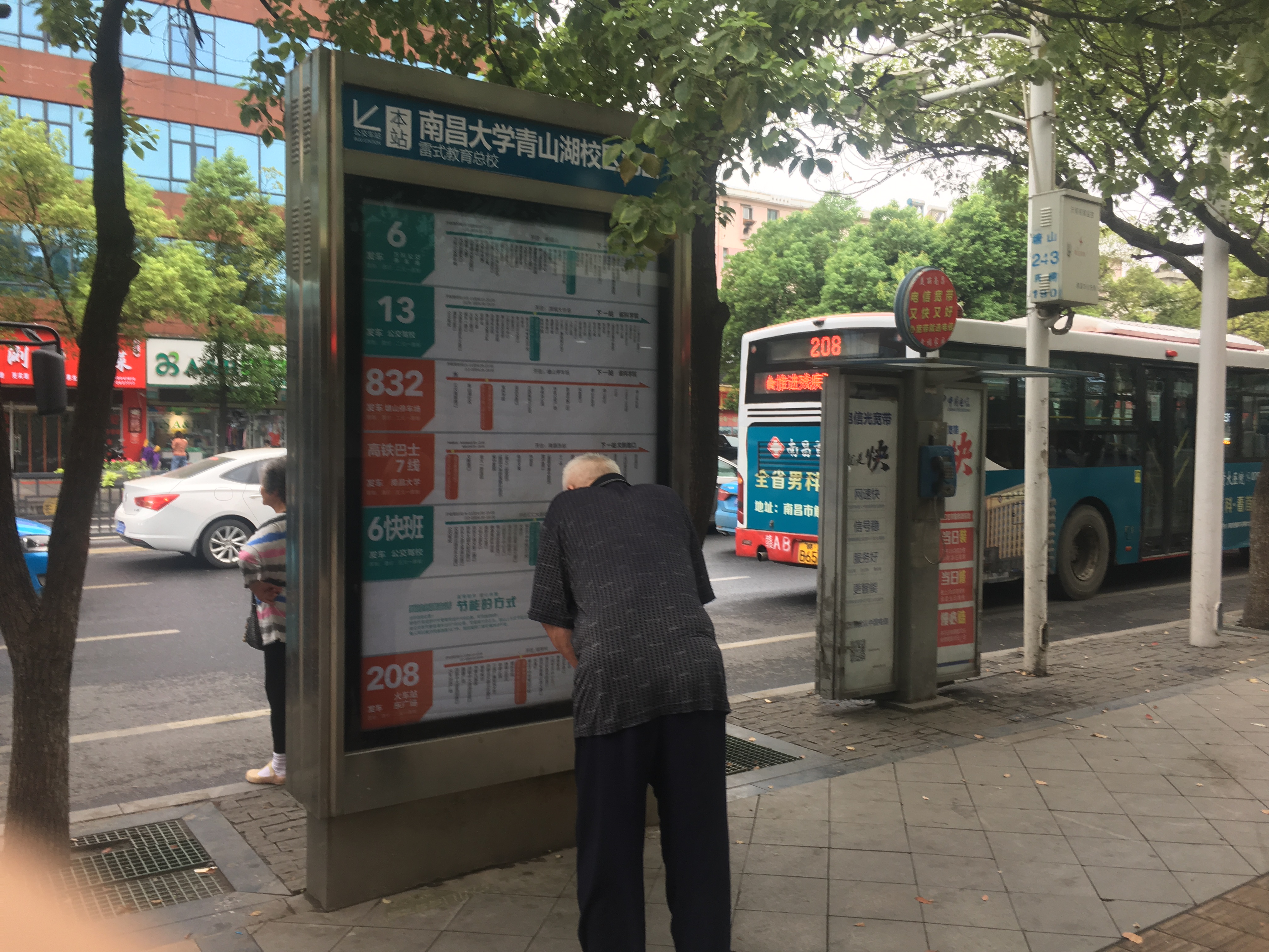 南昌大学北区校门口旺铺转租。