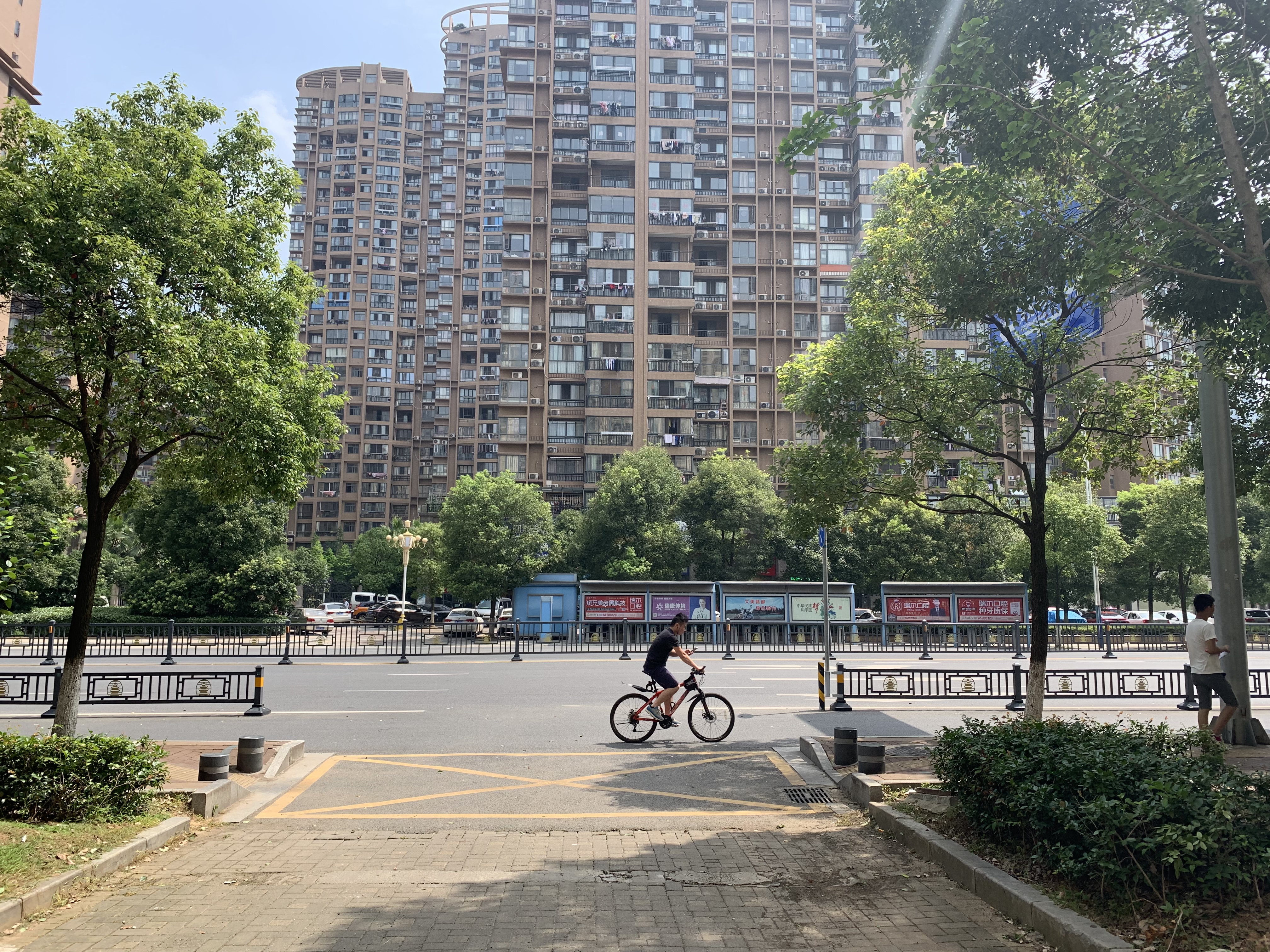 红谷滩怡园路临街旺铺招租