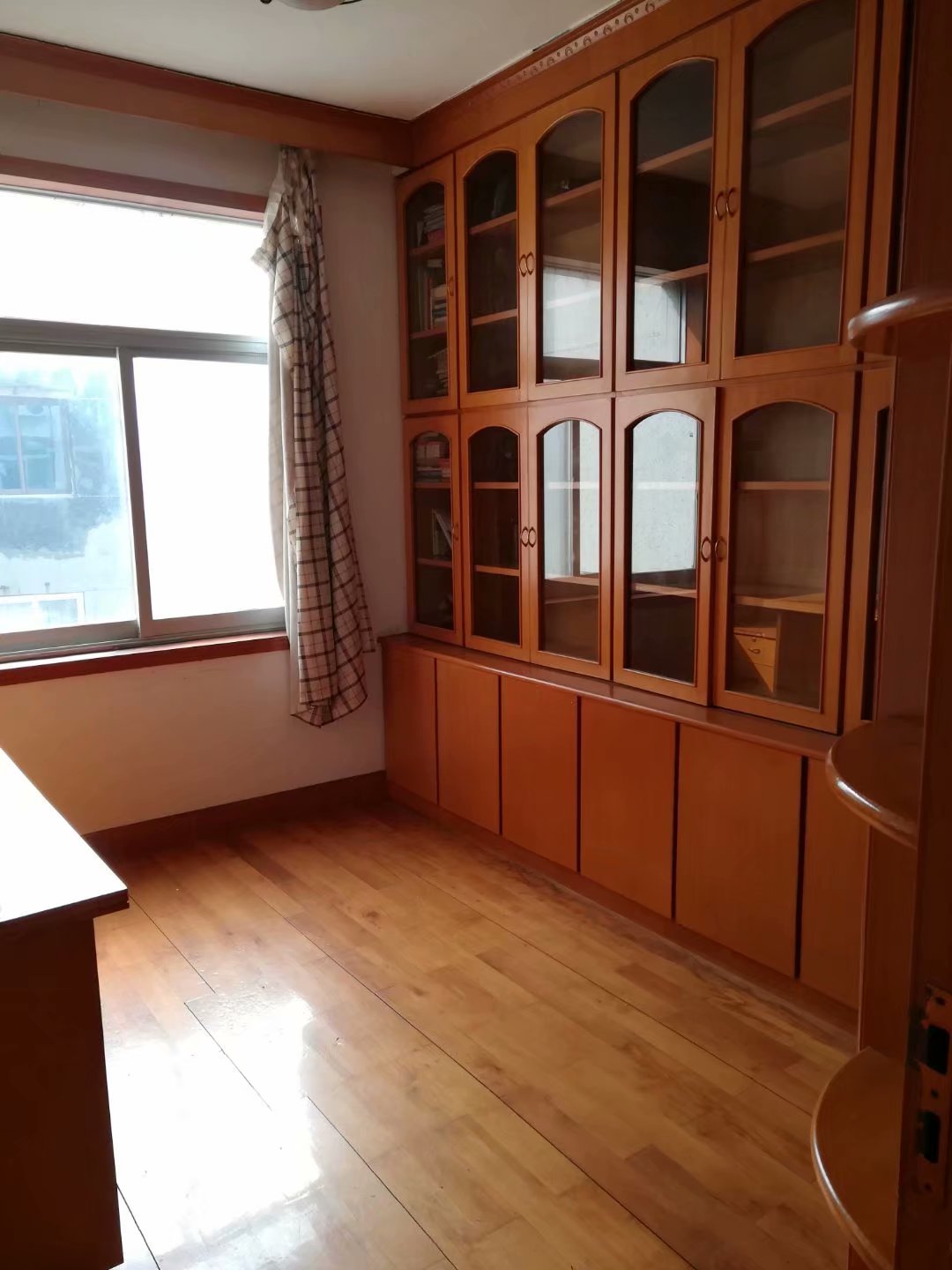 东湖区158号3室2厅104平米2600元/月普