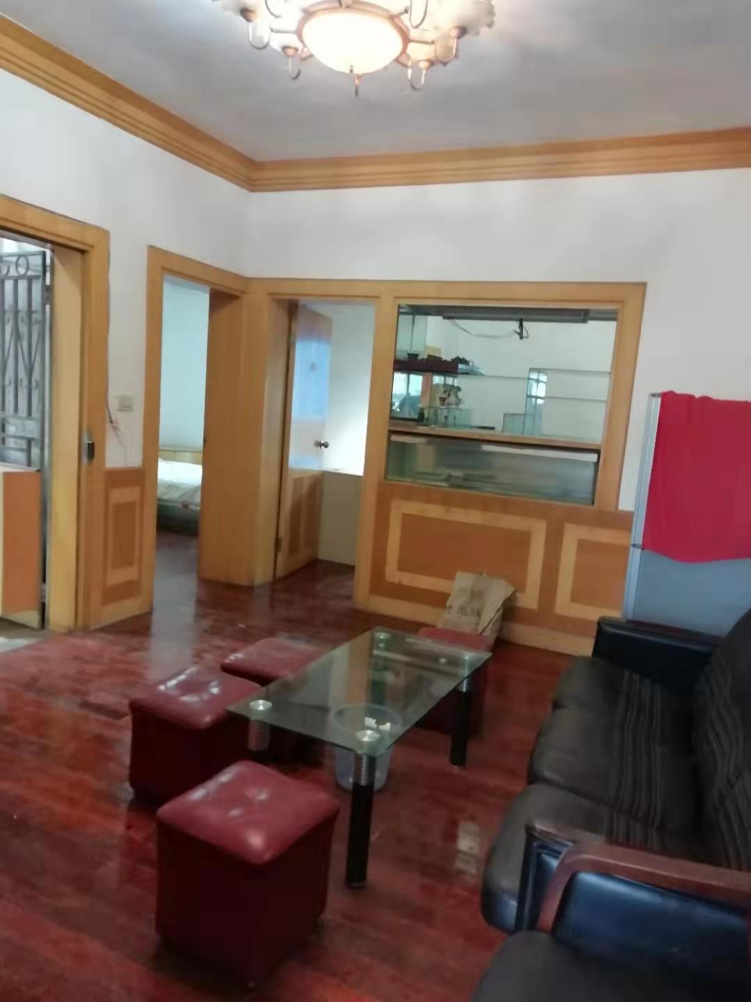 西湖区锦都皇冠酒店后面,王府井旁边。2室2厅80