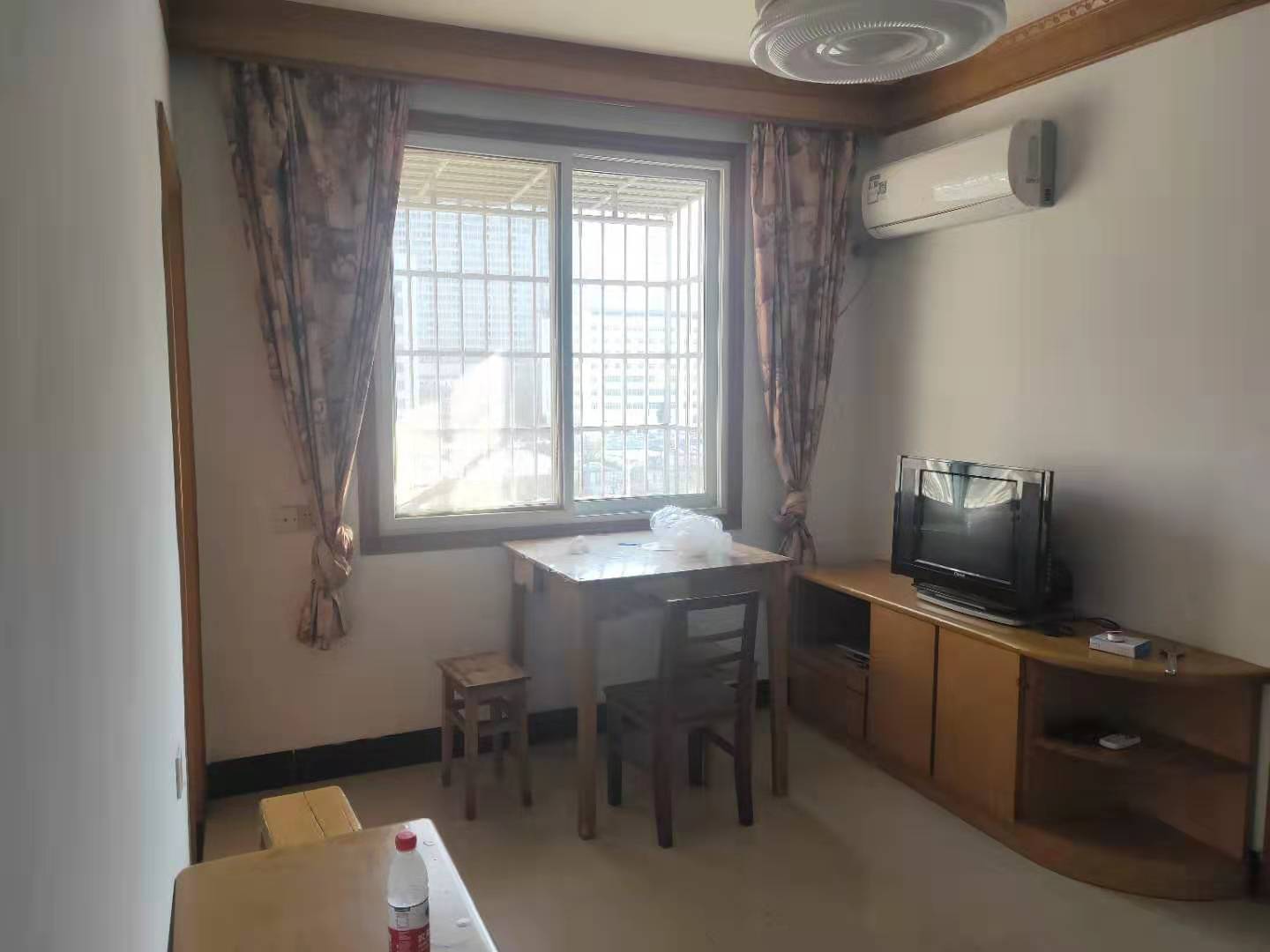 丰和小区一区 楼下就是雅苑路地铁站 对面就是鼎峰