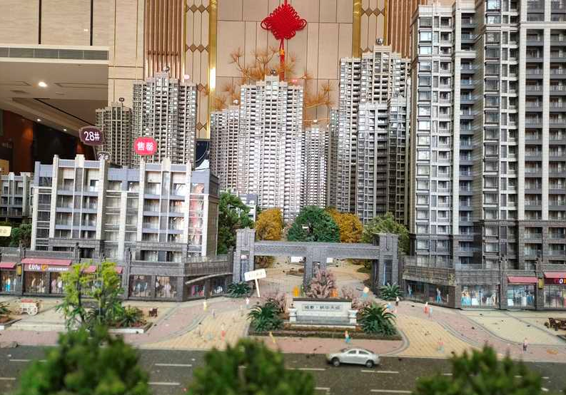 九龙湖西客站旁边小区门口商铺租金6万一年