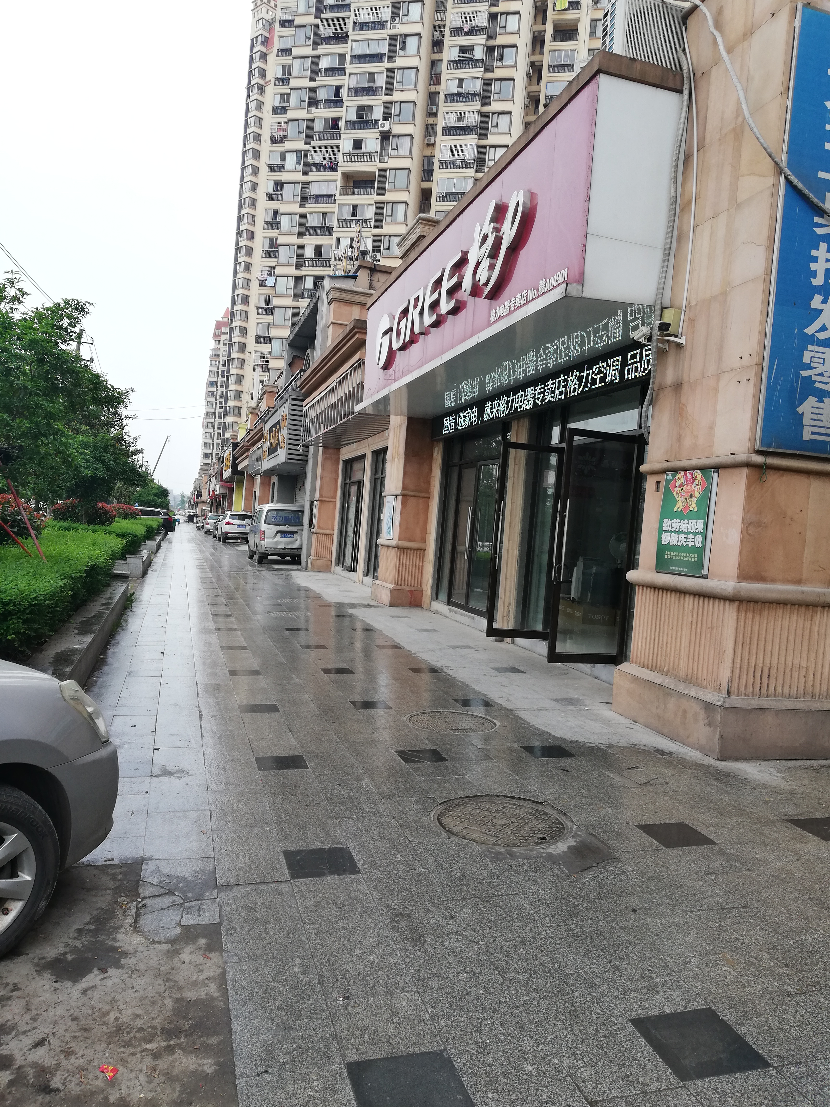 沿街马路商铺出售,单价13000多 对面是学校