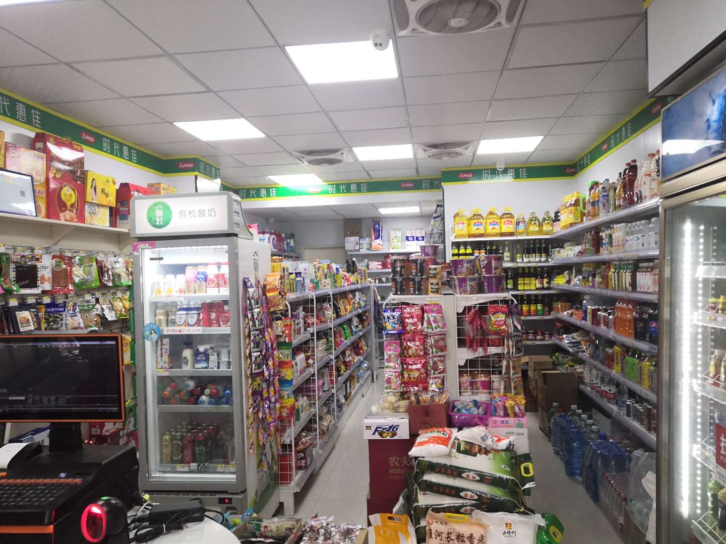 社区大门口,银行旁边,品牌盈利便利店转,随时看店