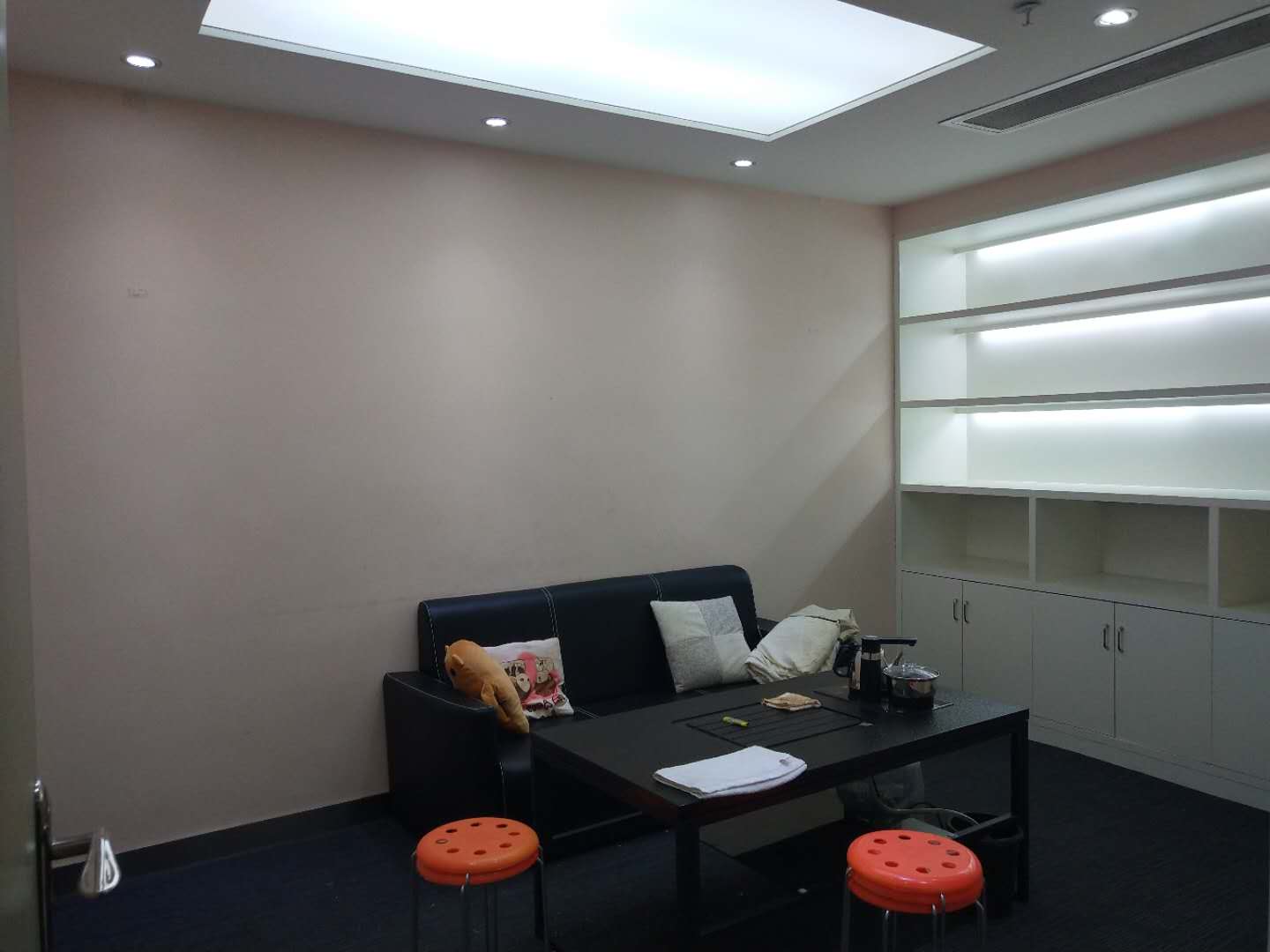 万达中心,精装带家具业务区大有钥匙房东急租,价格