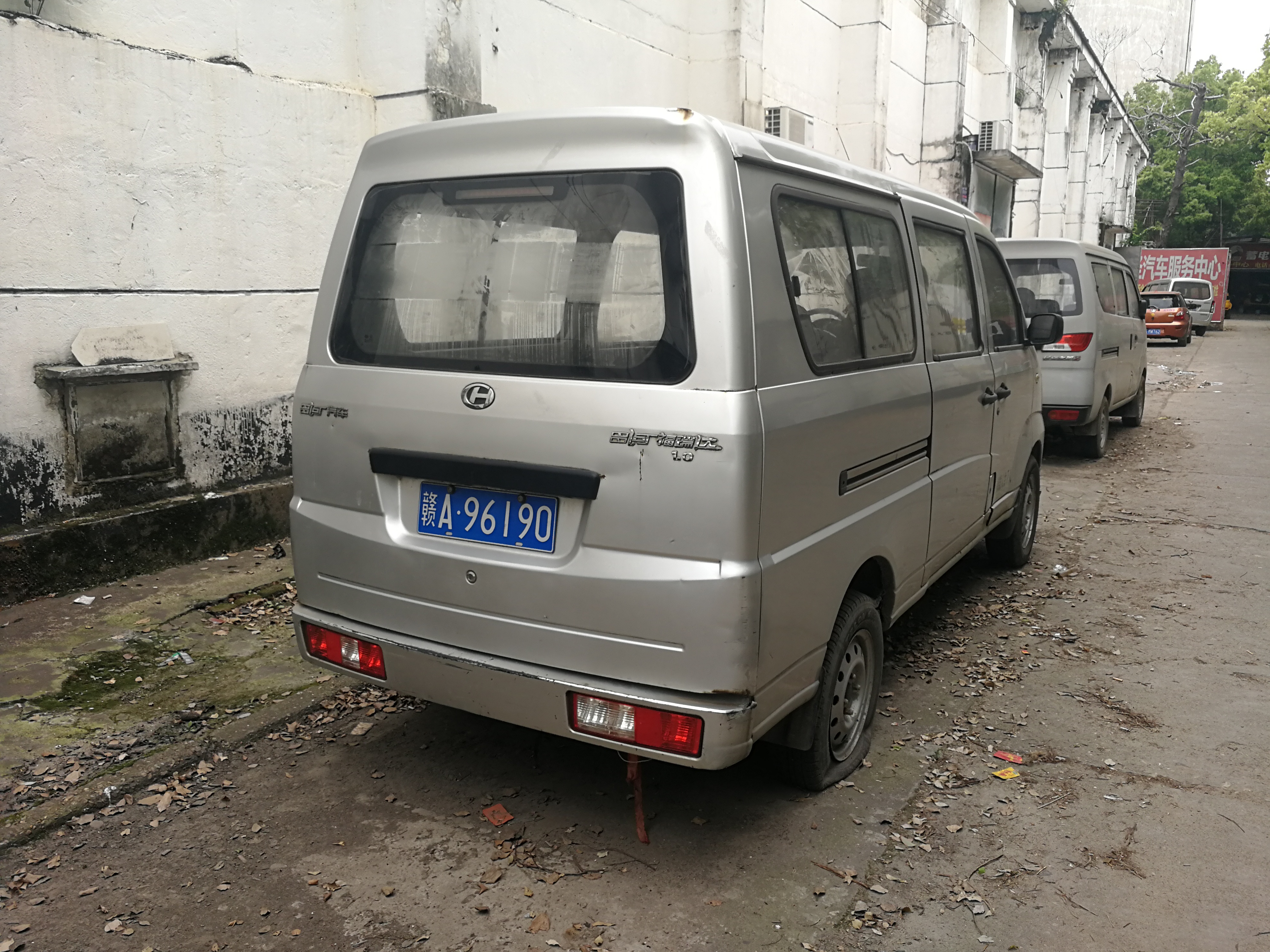 两辆面包车 五菱和昌河