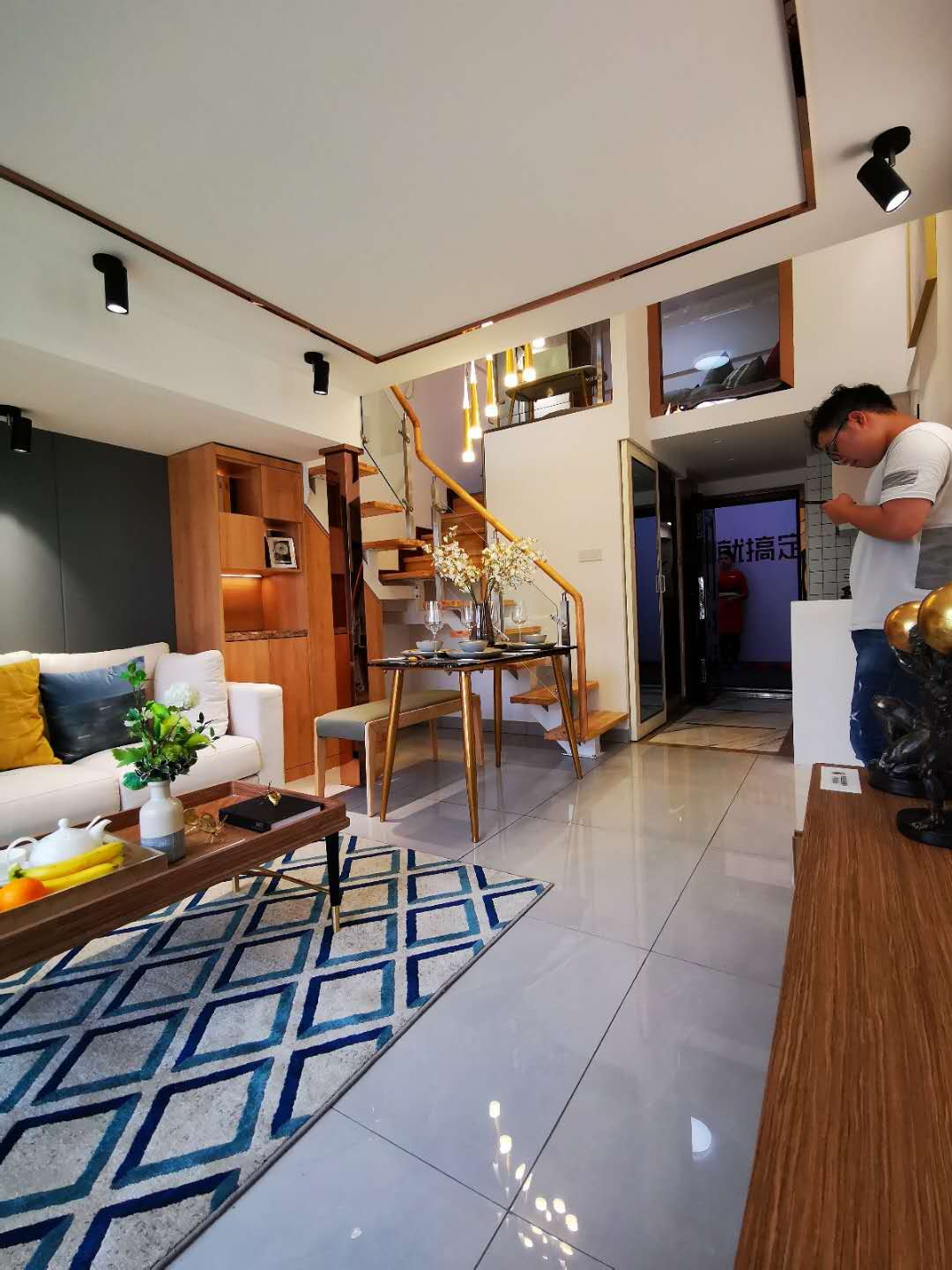 LOFT复式公寓上下两层面积大 投资自住皆宜