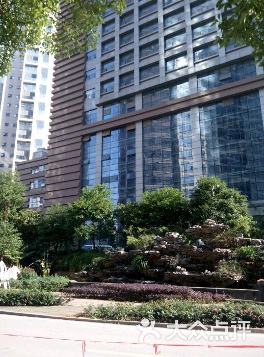 红谷滩唐宁街B座豪装写字楼出租出售