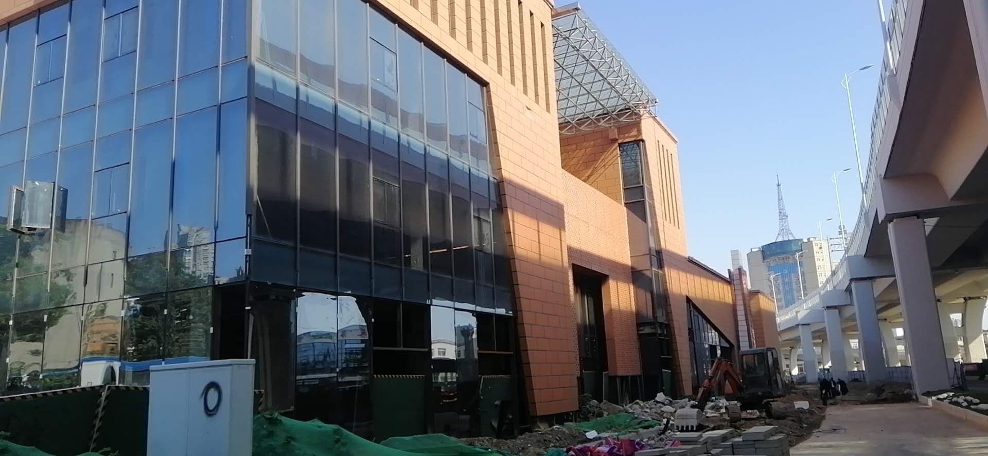 青山湖区洪都中大道十字路口地铁口,临街商铺,独栋
