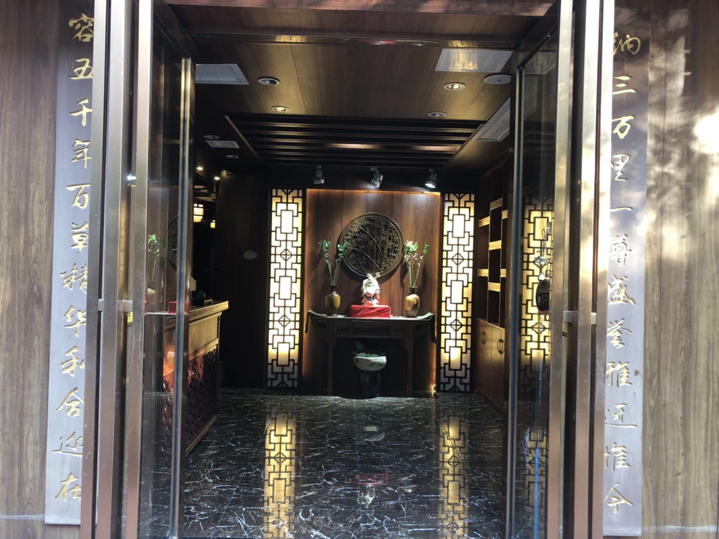 红谷滩繁华地段,适合茶楼,养生会所,停车方便,看