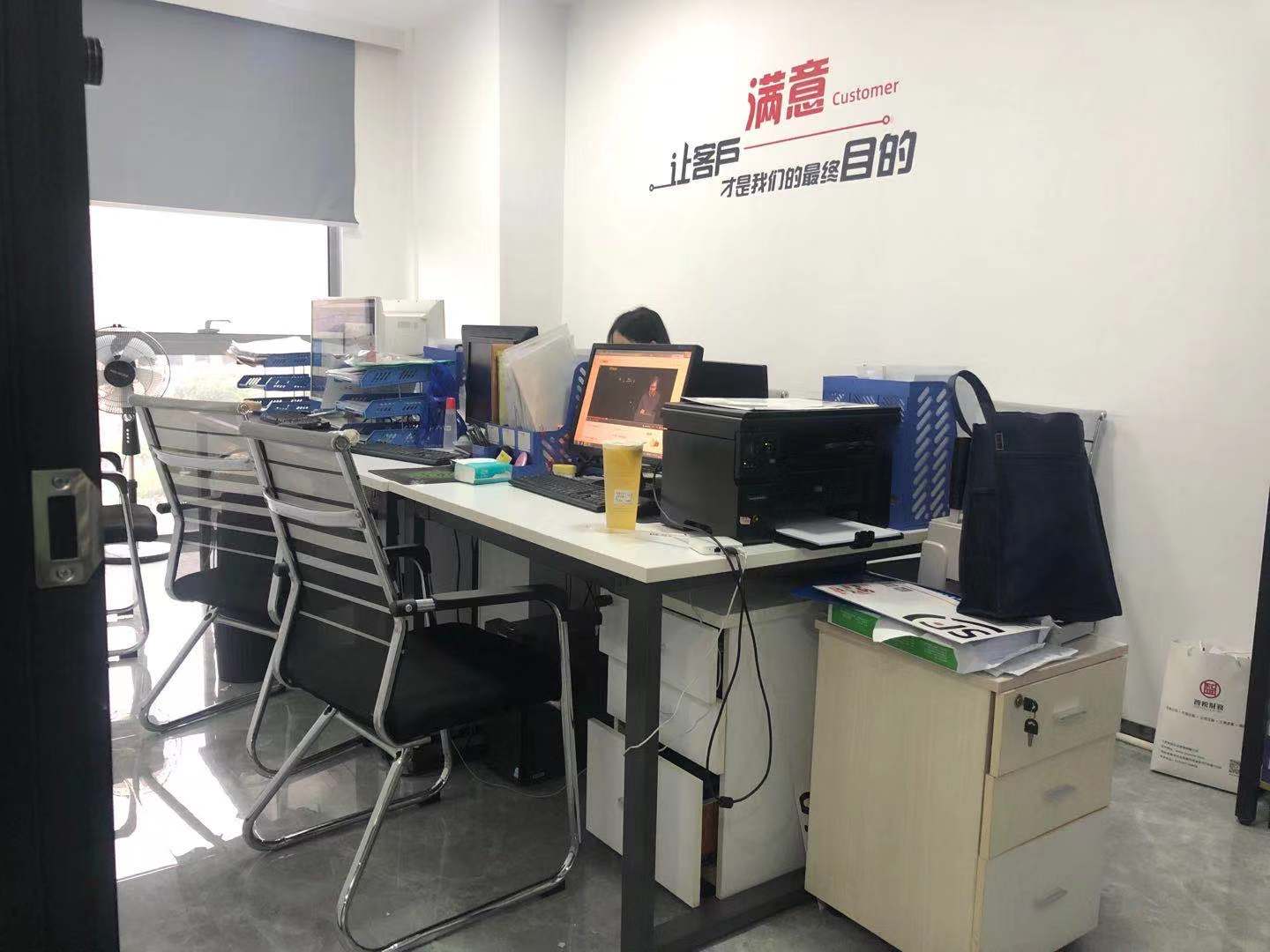 红谷滩万达中心全新精装带家具 120平 3加1格