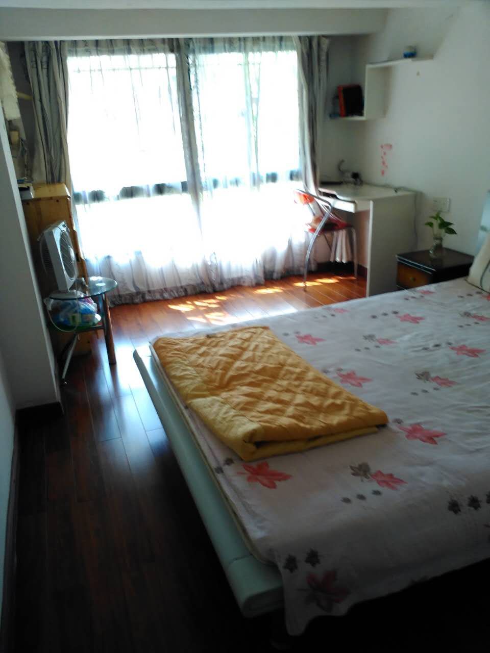三经路LOFT公寓拎包入住朝南眼光好家电齐全青山