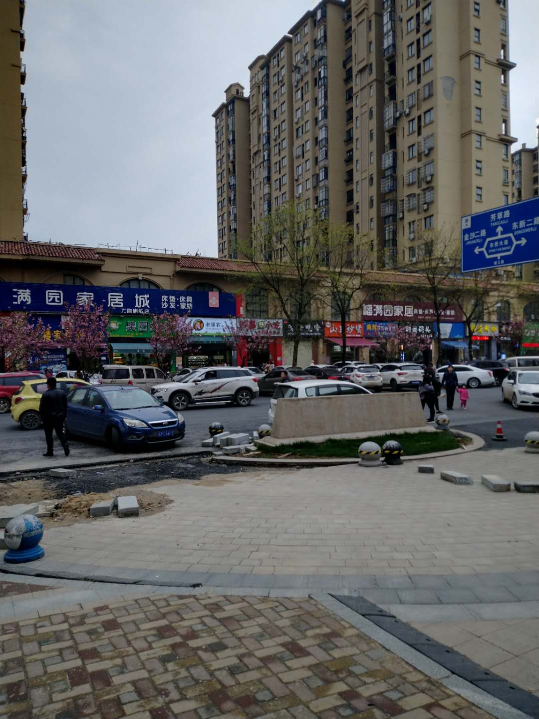 沃尔玛楼下象湖中心区位平均租金200一平高租店铺