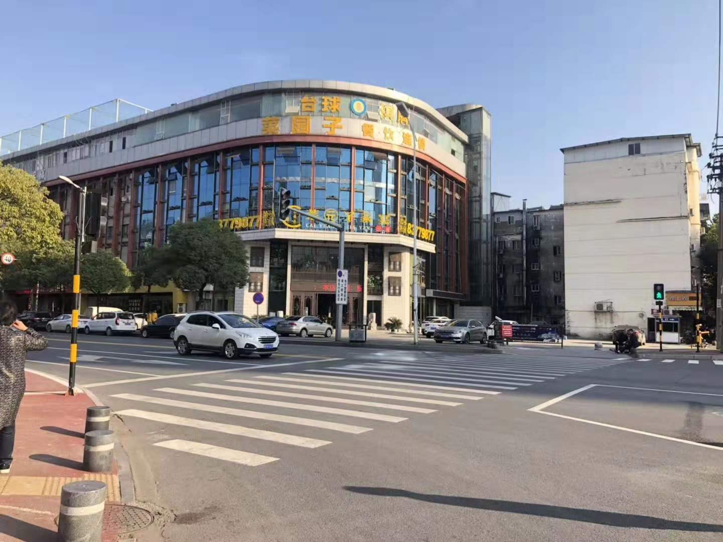 菜园子家宴三楼十字路口,旺铺出租,适合教育培训健