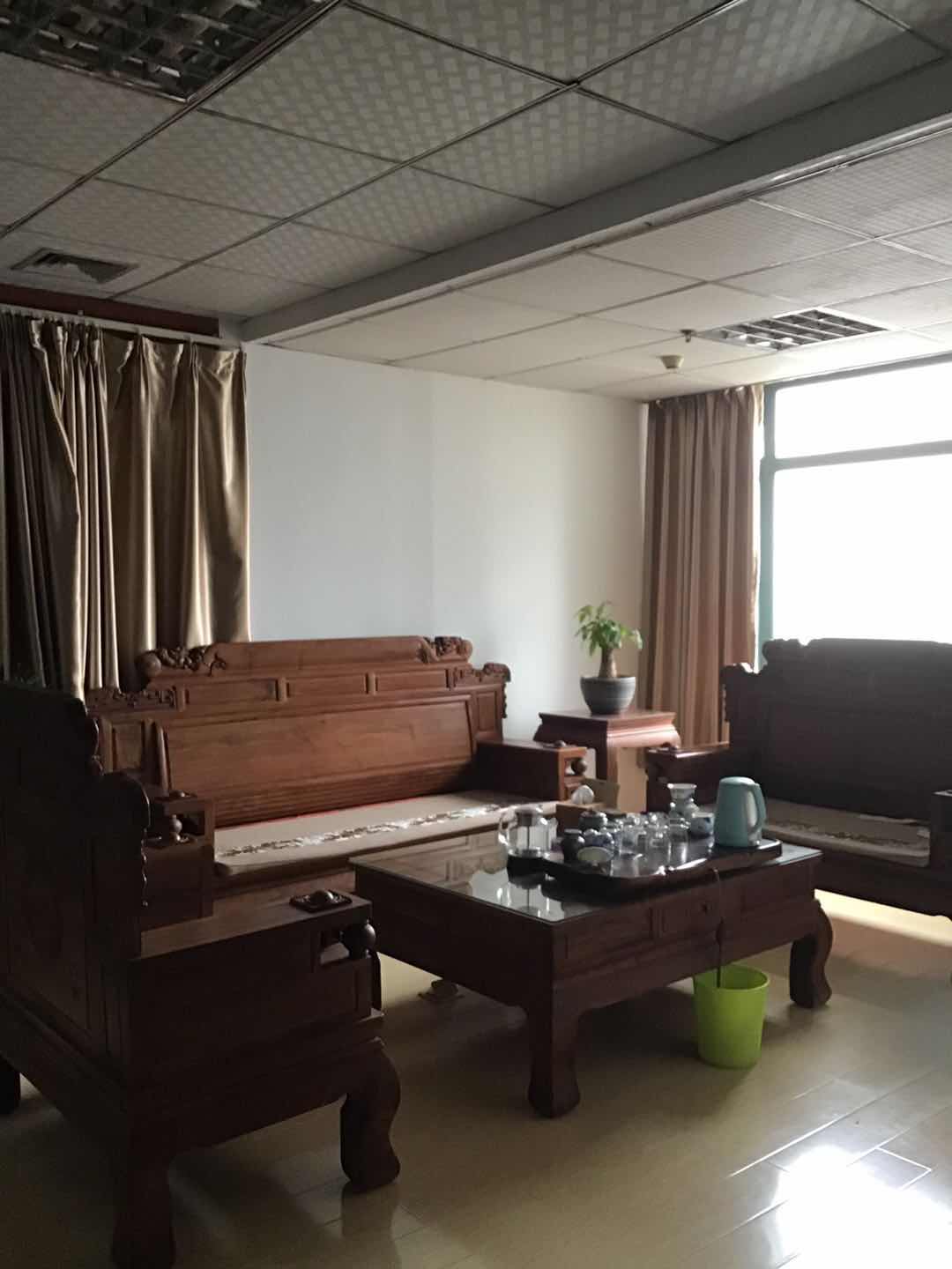 明珠广场212平 可租100平带整套家具
