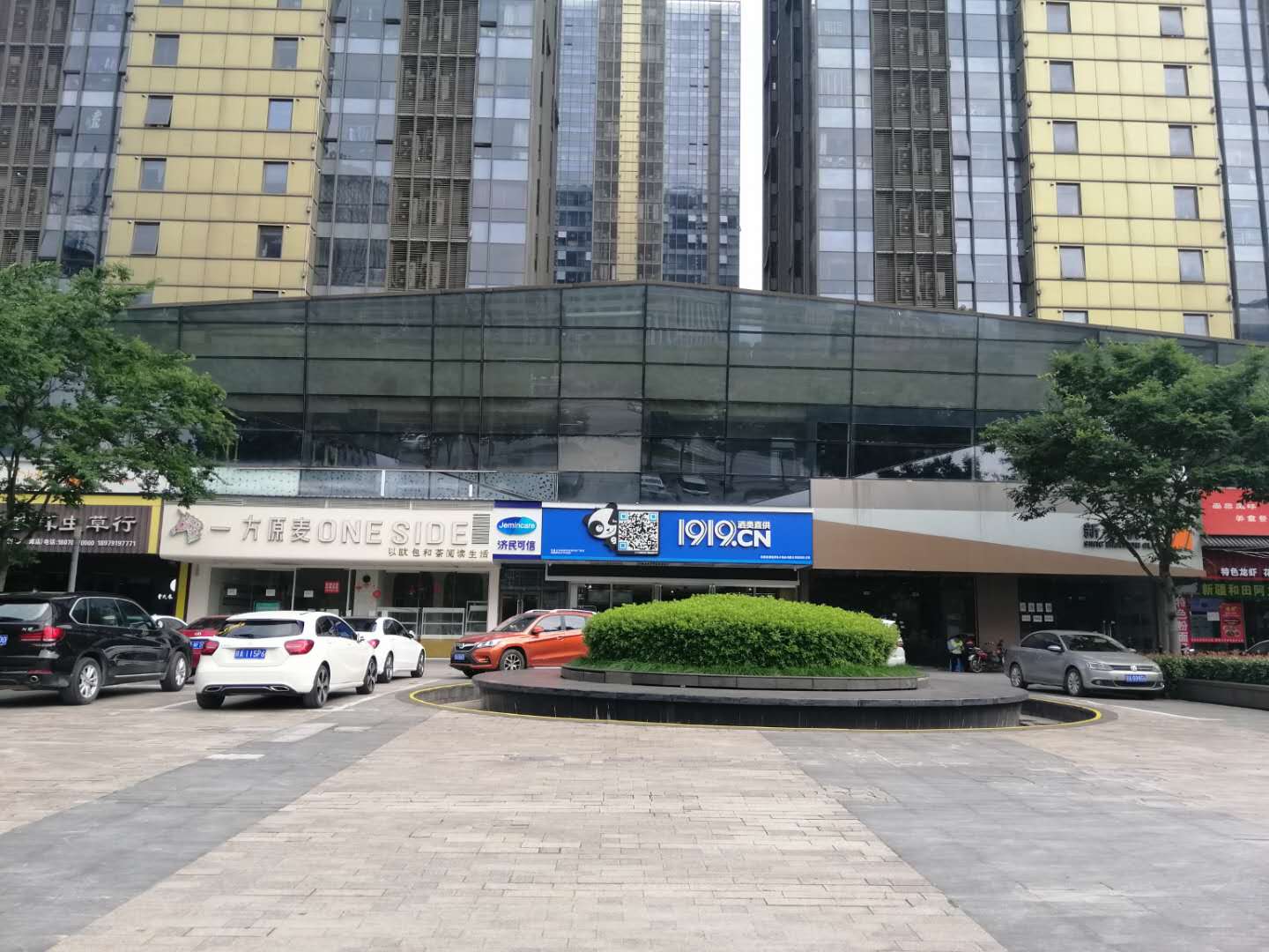 红谷滩绿地双子塔旁边临街商铺,适合培训教育,美容