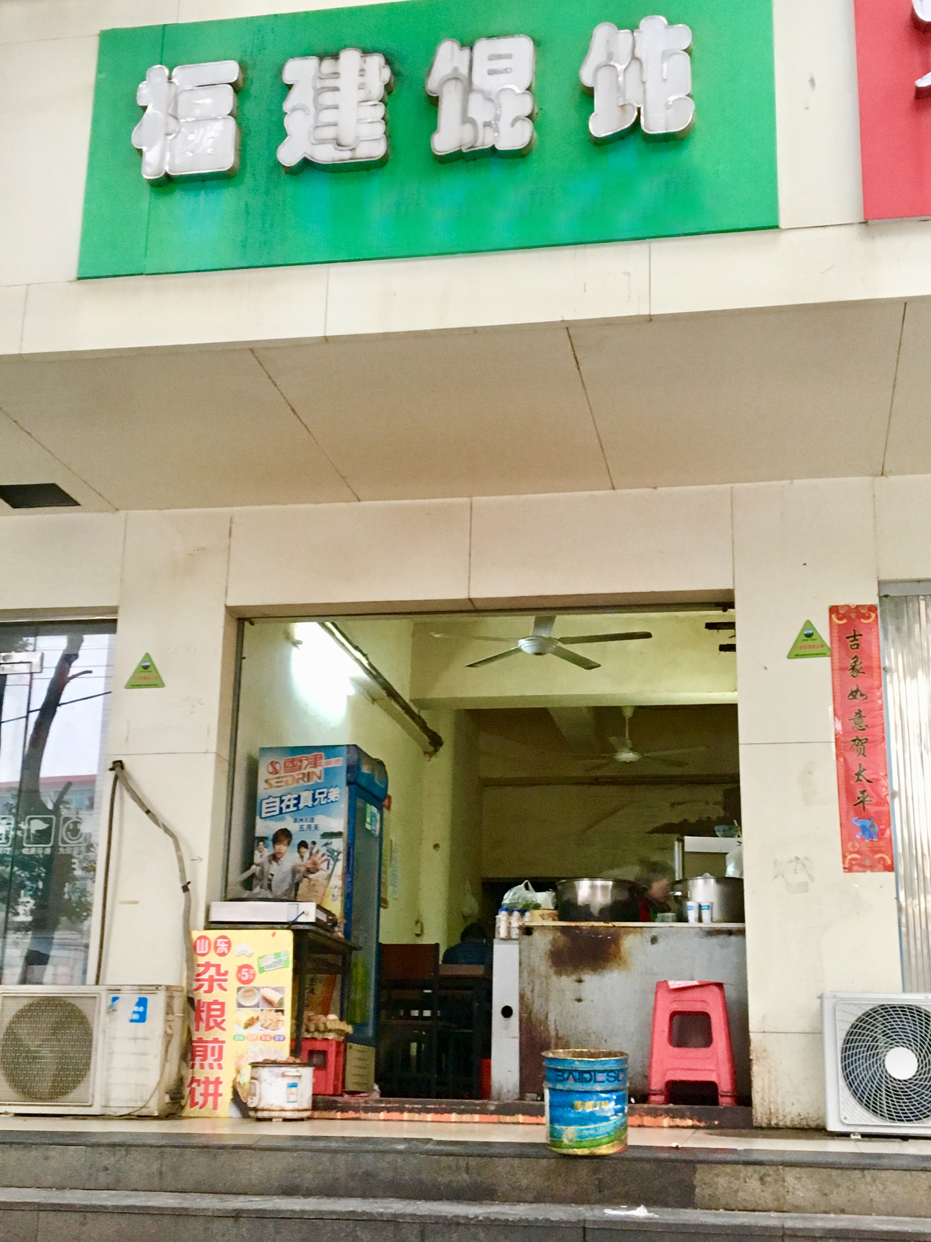 新建区新建大道临街旺铺出租,近解放路,人流密集。