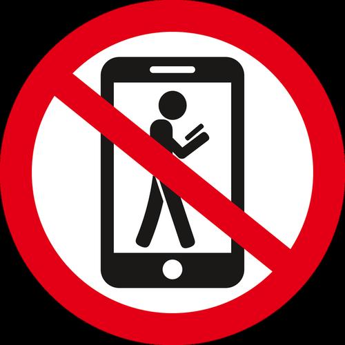 大家引以为戒，切勿在马路上边走路边玩手机