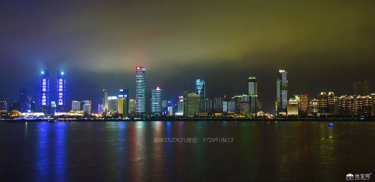 震撼的红谷滩江边夜景