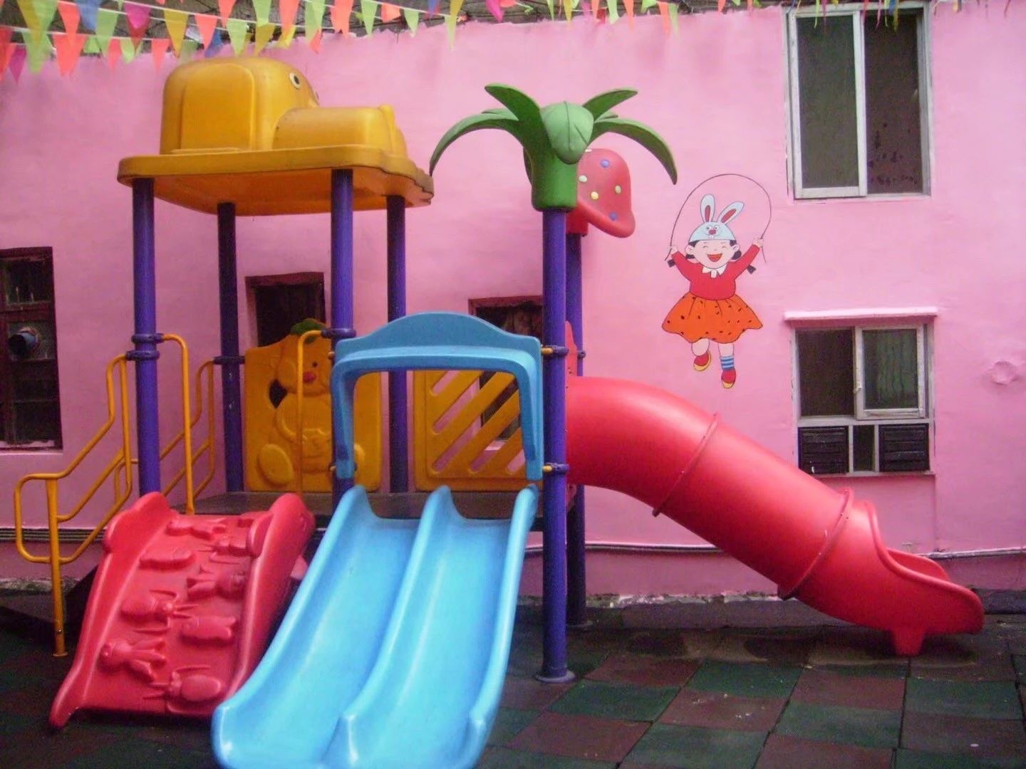 幼儿园九成新中型玩具和桌椅低价出_1