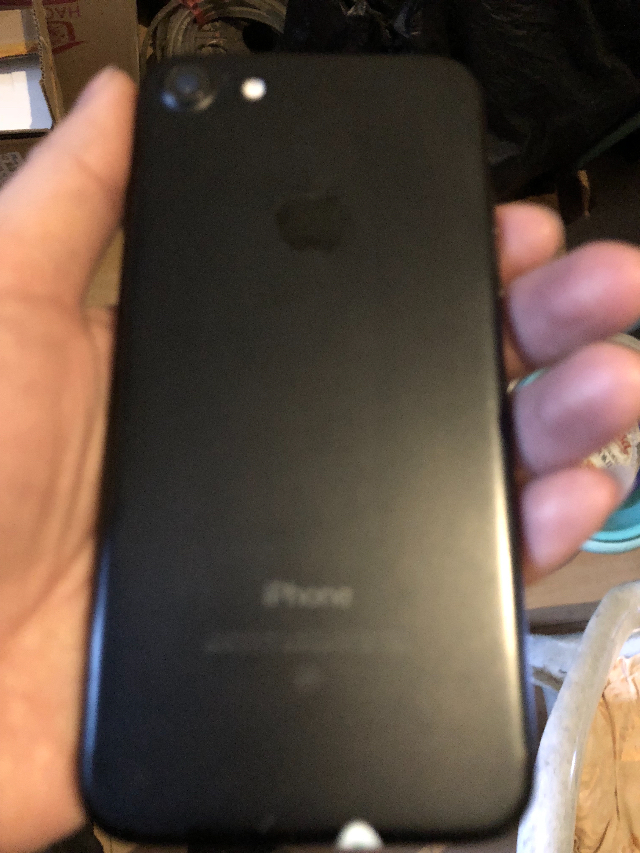 九成新iPhone 7手机。