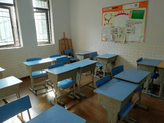 八成新学生课桌椅出售