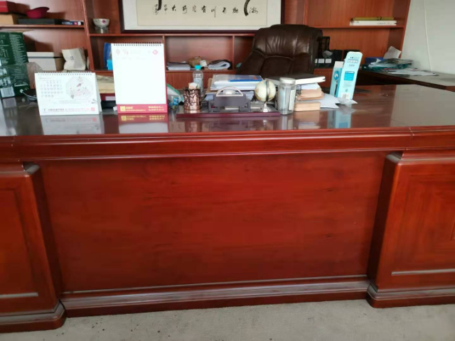 豪华老板办公桌、工位桌椅出售_1