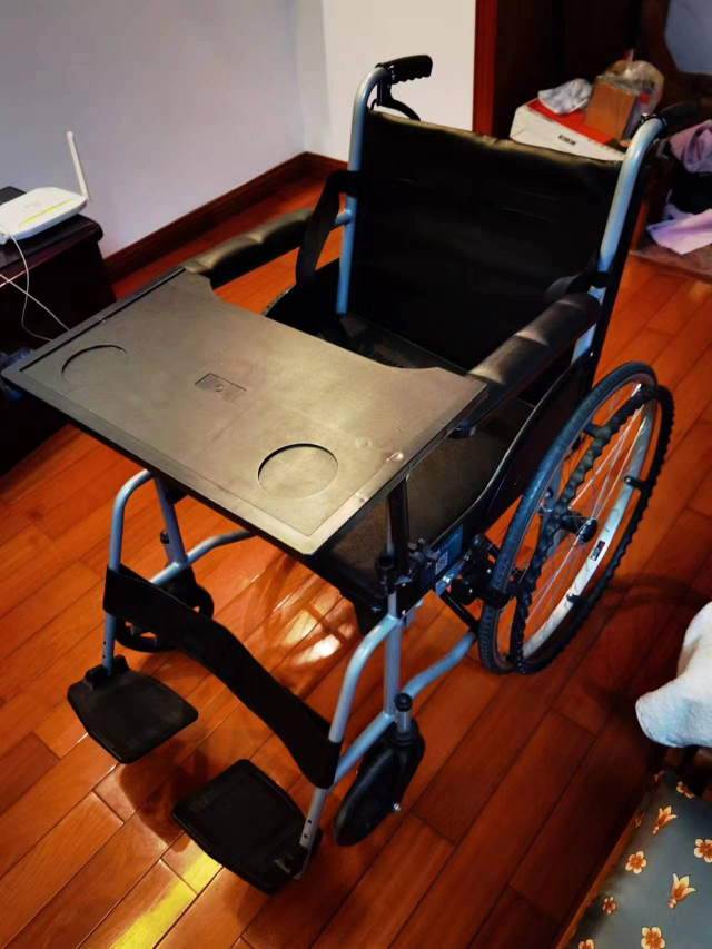 九成新的轮椅和电动护理床_1