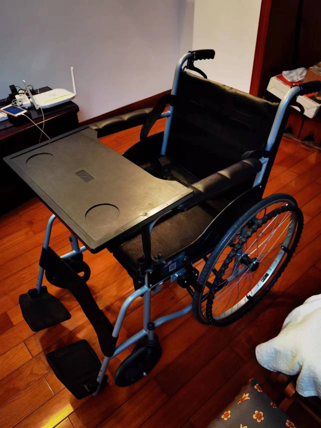 九成新的轮椅和电动护理床_2