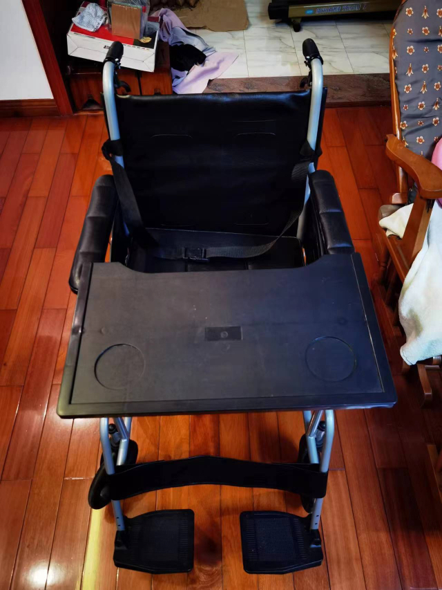 九成新的轮椅和电动护理床_3